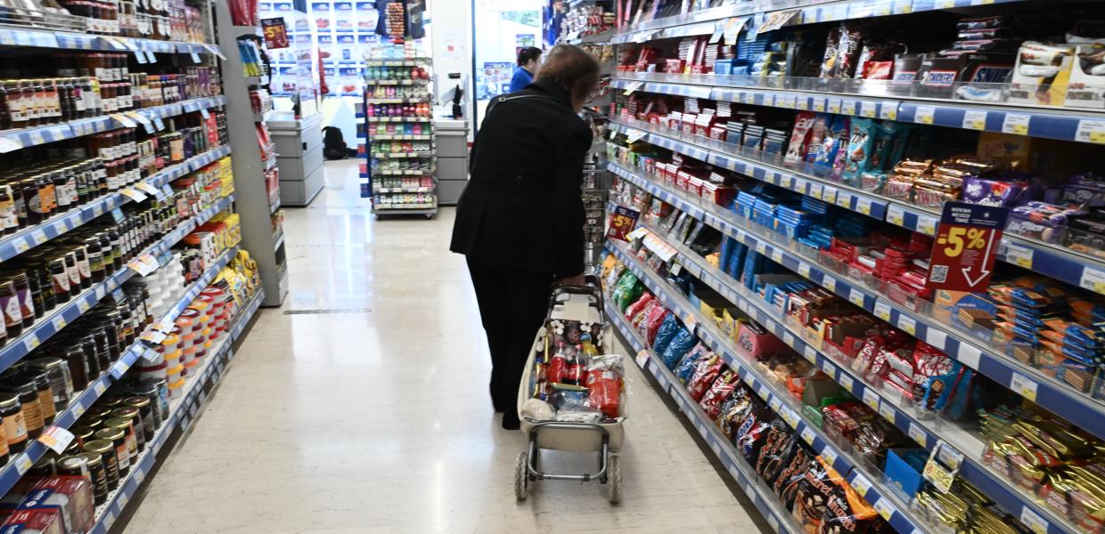 Γυναίκα σε σούπερ μάρκετ