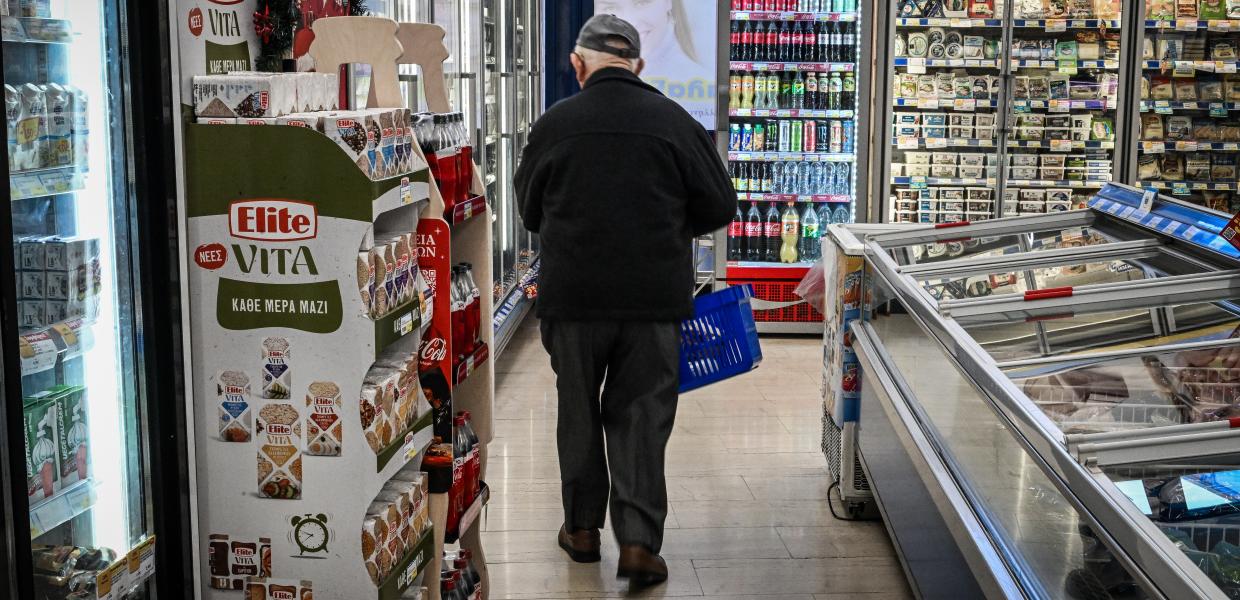 Ηλικιωμένος σε σούπερ μάρκετ