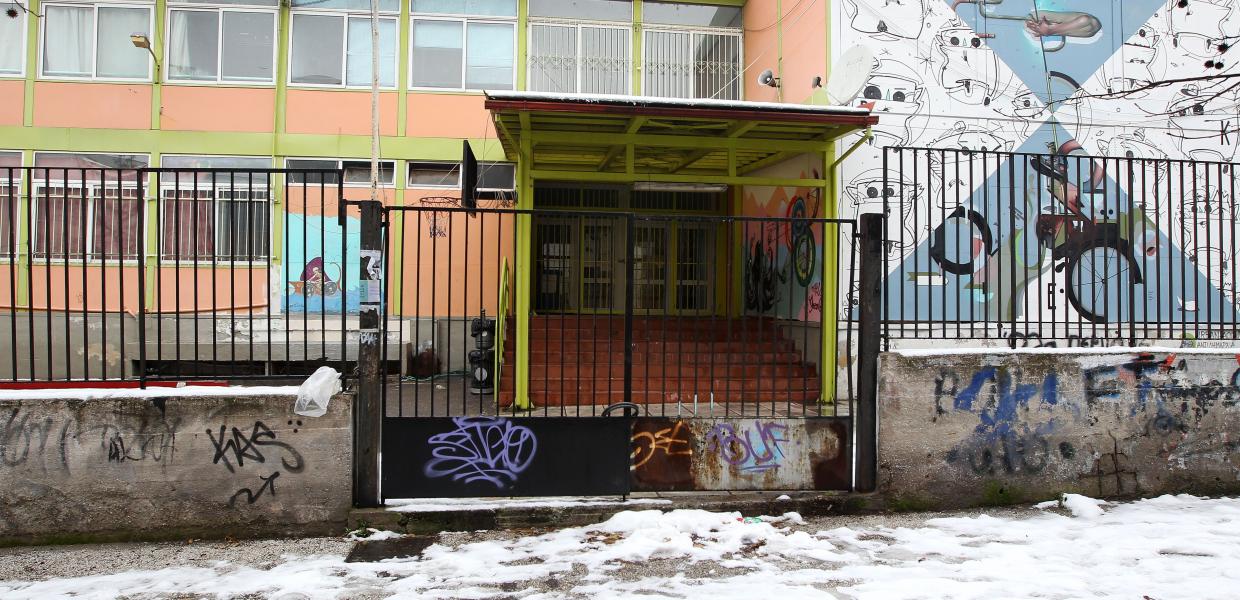 σχολείο με χιόνι στο προαύλιο 