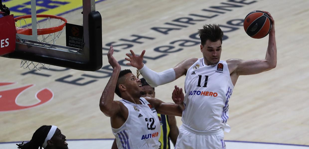 Ο Μάριο Χεζόνια με την μπάλα και ο Έντι Ταβάρες