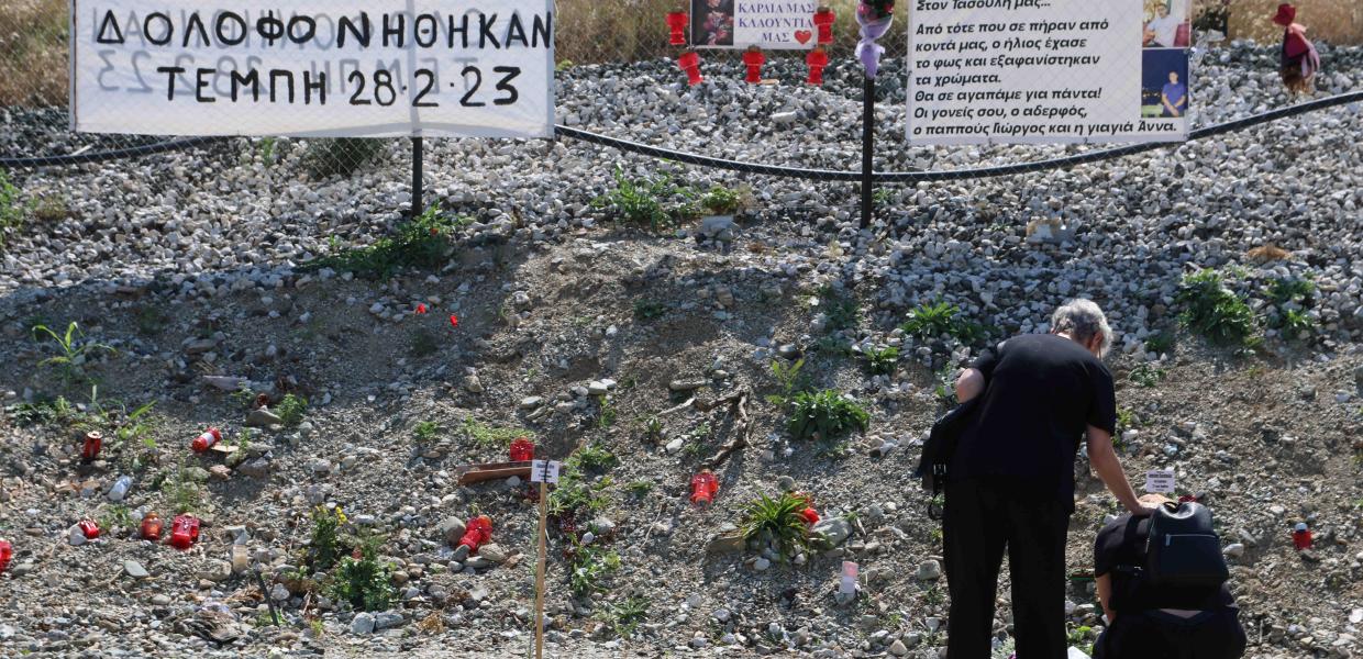 Λουλούδια στα Τέμπη
