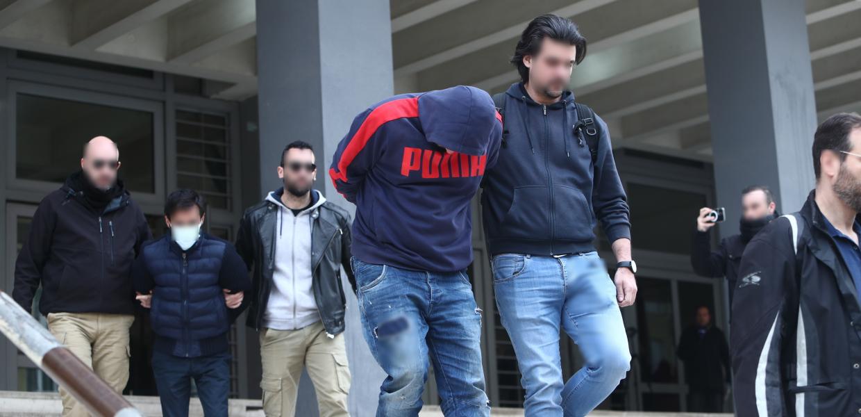 Οι φερόμενοι δράστες της γυναικοκτονίας έξω από το δικαστήριο