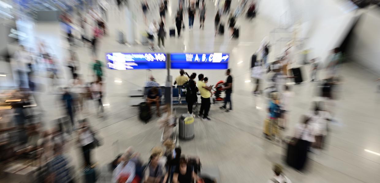 Κόσμος στο αεροδρόμιο Ελευθέριος Βενιζέλος