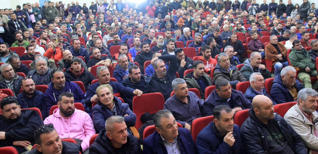 Αγρότες πραγματοποιούν σύσκεψη