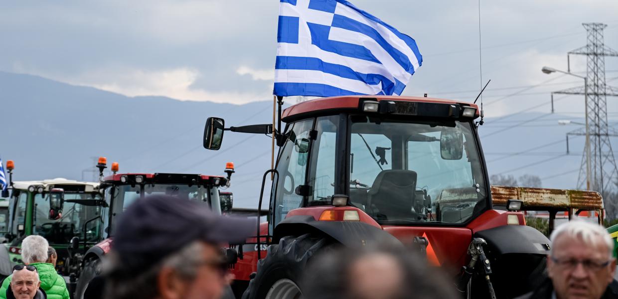 Ελληνική σημαία πάνω σε τρακτέρ