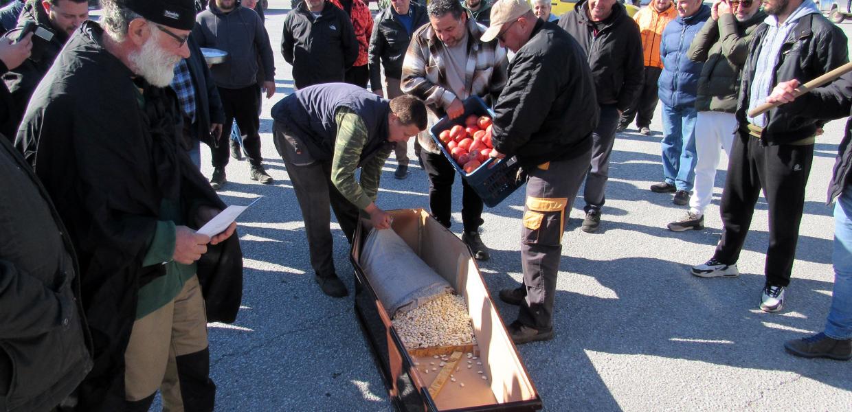 Αγρότες μπροστά σε φέρετρο