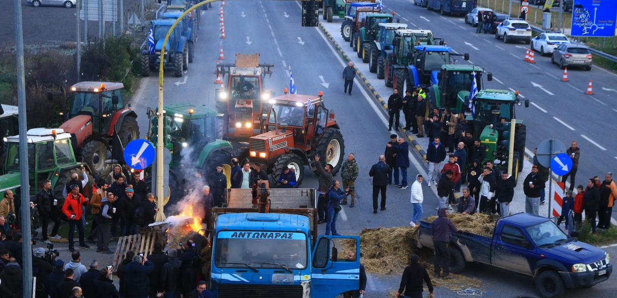 Αγρότες σε μπλόκο με φορτηγά και τρακτέρ
