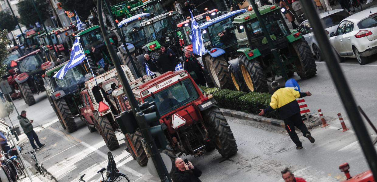 Αγρότες με τρακτέρ στον δρόμο