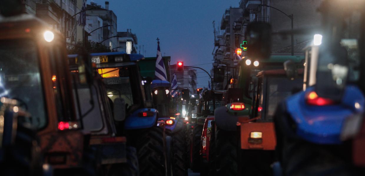 Αγρότες με τρακτέρ βράδυ στον δρόμο