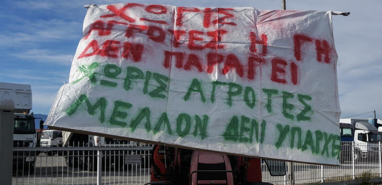 Πανό αγροτών σε τρακτέρ