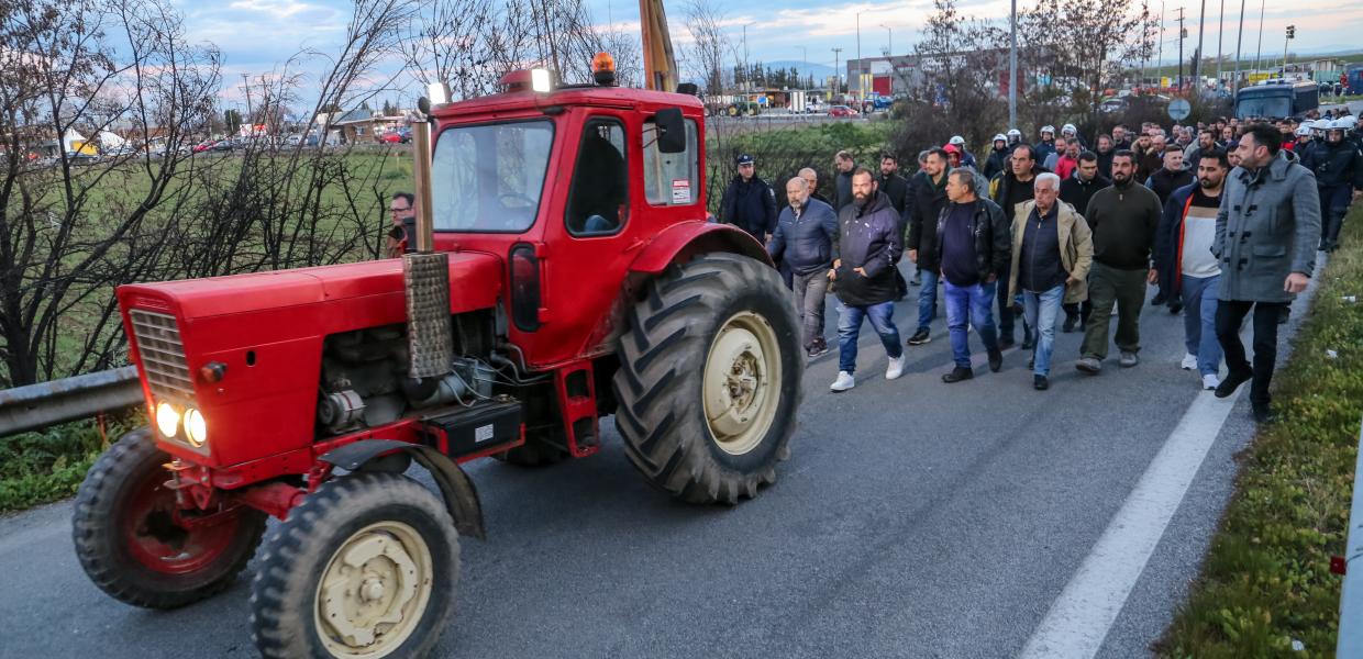 Αγρότες πίσω από τρακτέρ