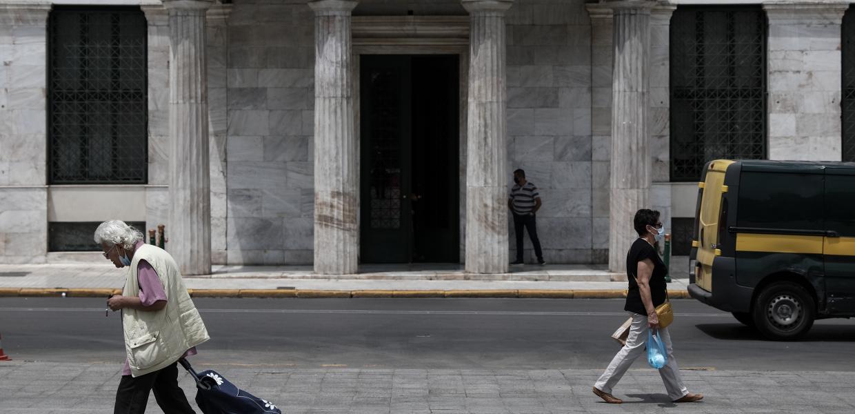 Άνθρωποι μπροστά απο το δημαρχείο της Αθήνας