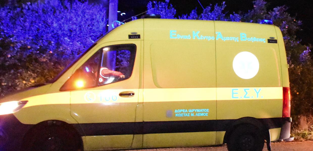 Ασθενοφόρο σε δρόμο το βράδυ
