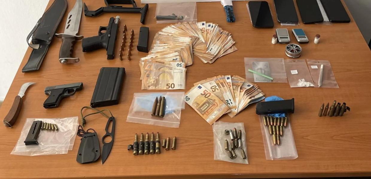 Τα χρήματα και τα όπλα που κατάσχεσε η αστυνομία 