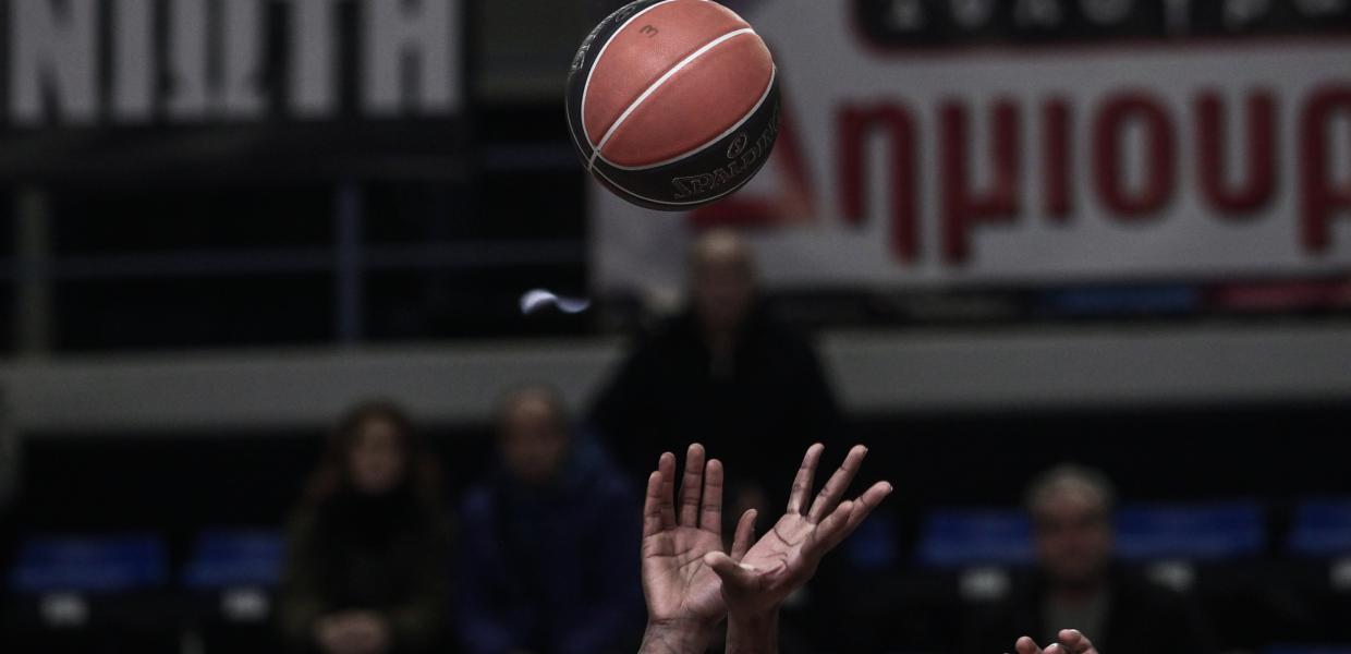 Μπάλα μπάσκετ στον αέρα