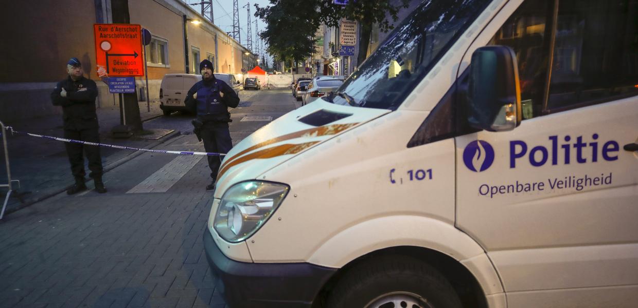 Βαν της βελγικής αστυνομίας και πίσω αστυνομικοί που έχουν κλείσου δρόμο