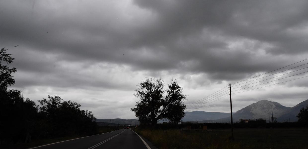 Ασπρόμαυρο στιγμιότυπο βροχερού τοπίου