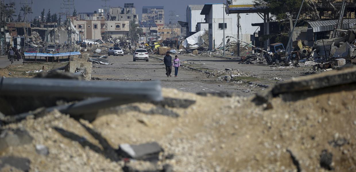 Ερείπια στην Γάζα και κόσμος που περπατά