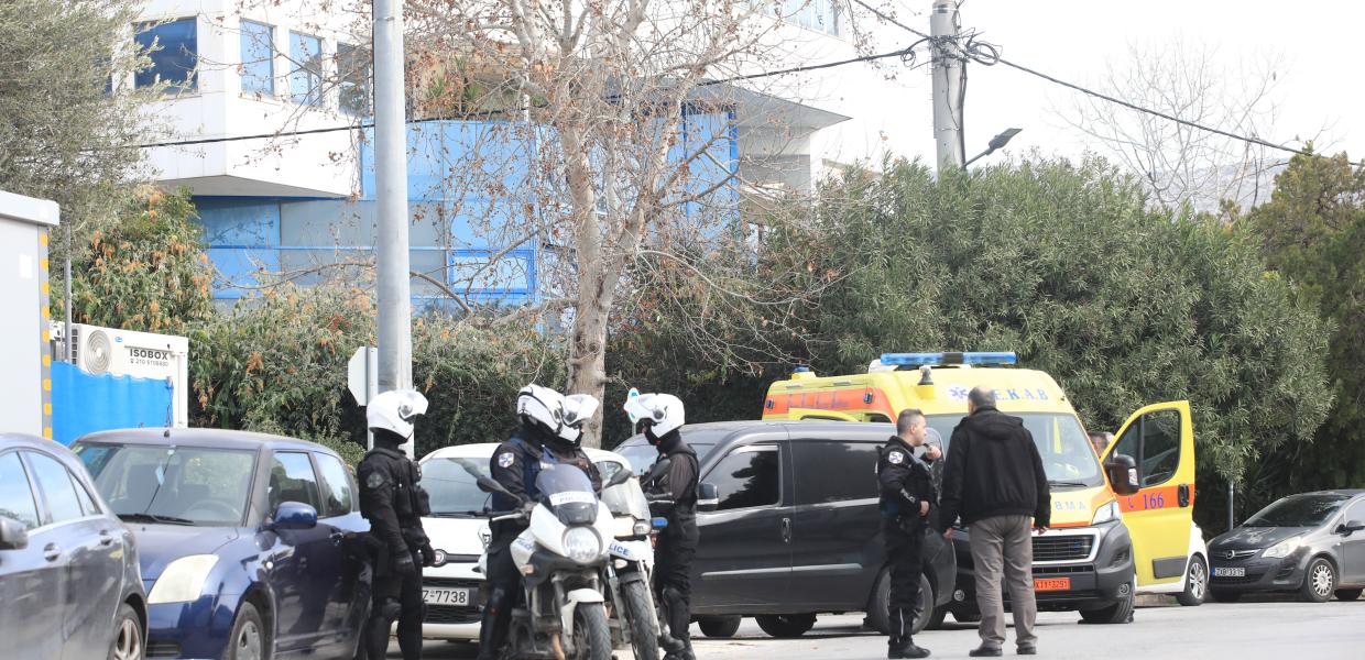 Αστυνομικοί έξω από κτίριο