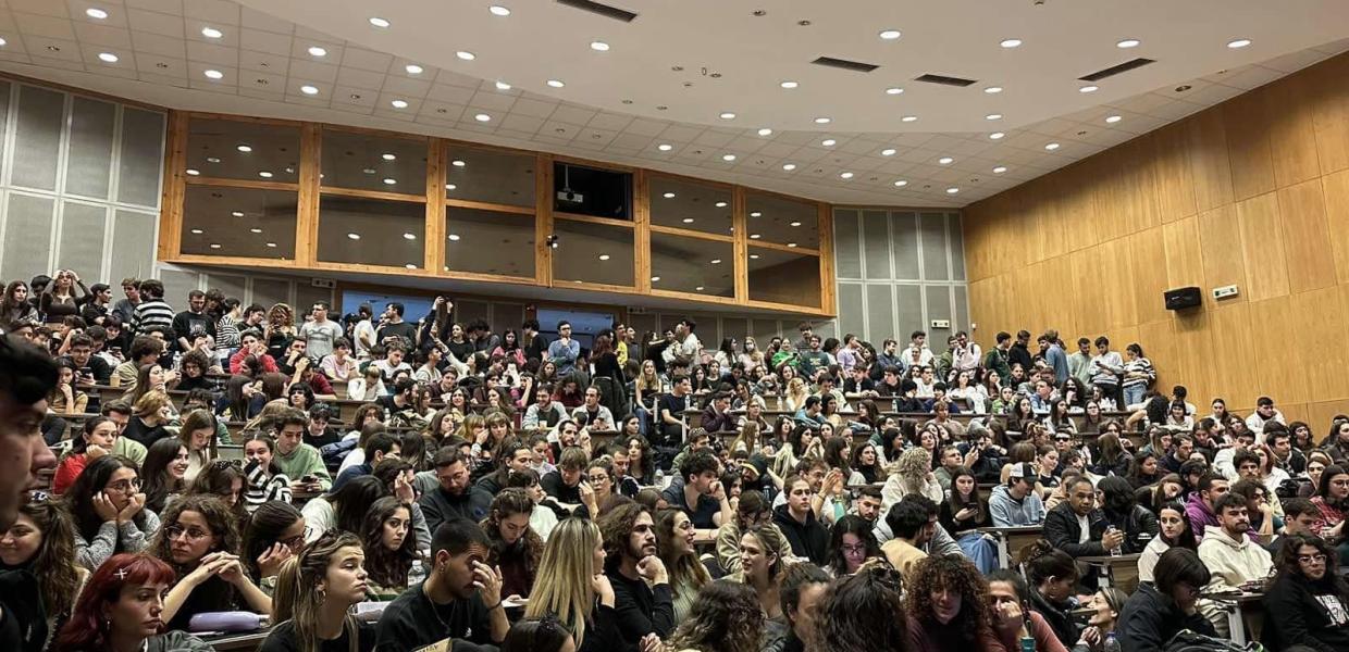 Κατάμεστο από φοιτητές το αμφιθέατρο της Ιατρικής Σχολής Αθηνών