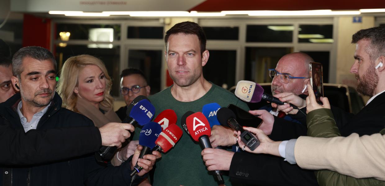 Ο Στέφανος Κασσελάκης έξω από τα γραφεία του ΣΥΡΙΖΑ-ΠΣ