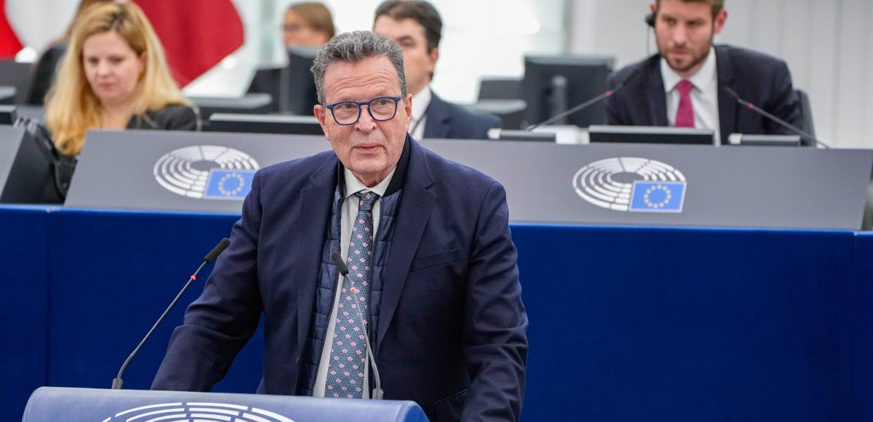 Ο Γιώργος Κύρτσος στο βήμα του ΕΚ