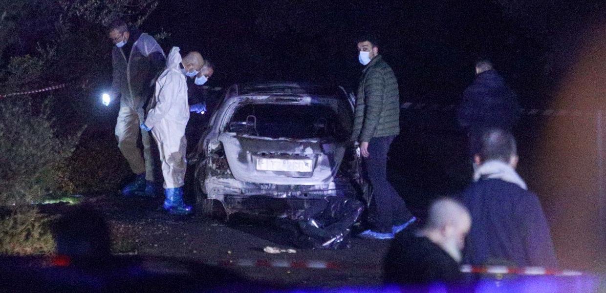 Αστυνομικοί στο σημείο που βρέθηκε το καμμένο όχημα με την σορό του 59χρονου