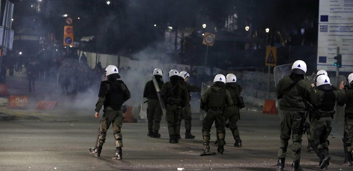 ΜΑΤ πετούν χημικά