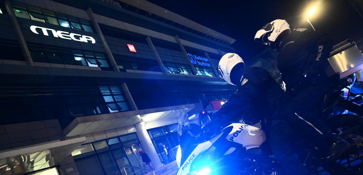 Αστυνομικοί έξω από το κτίριο του Mega