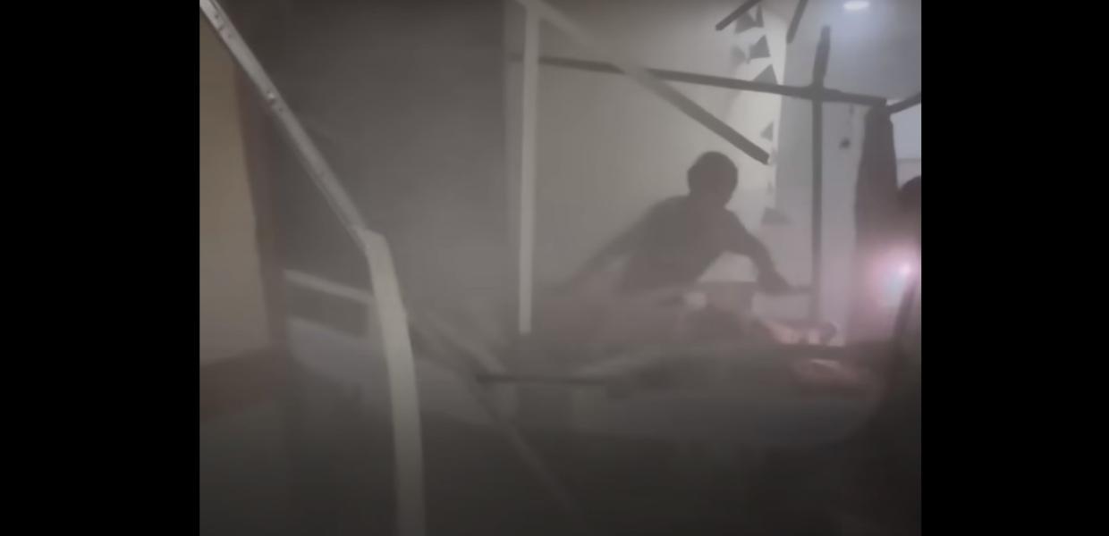 άνθρωπος αχνοφαίνεται από την σκόνη και τον καπνό στο νοσοκομείο Νασέρ, μετά την επιδρομή του Ισραήλ