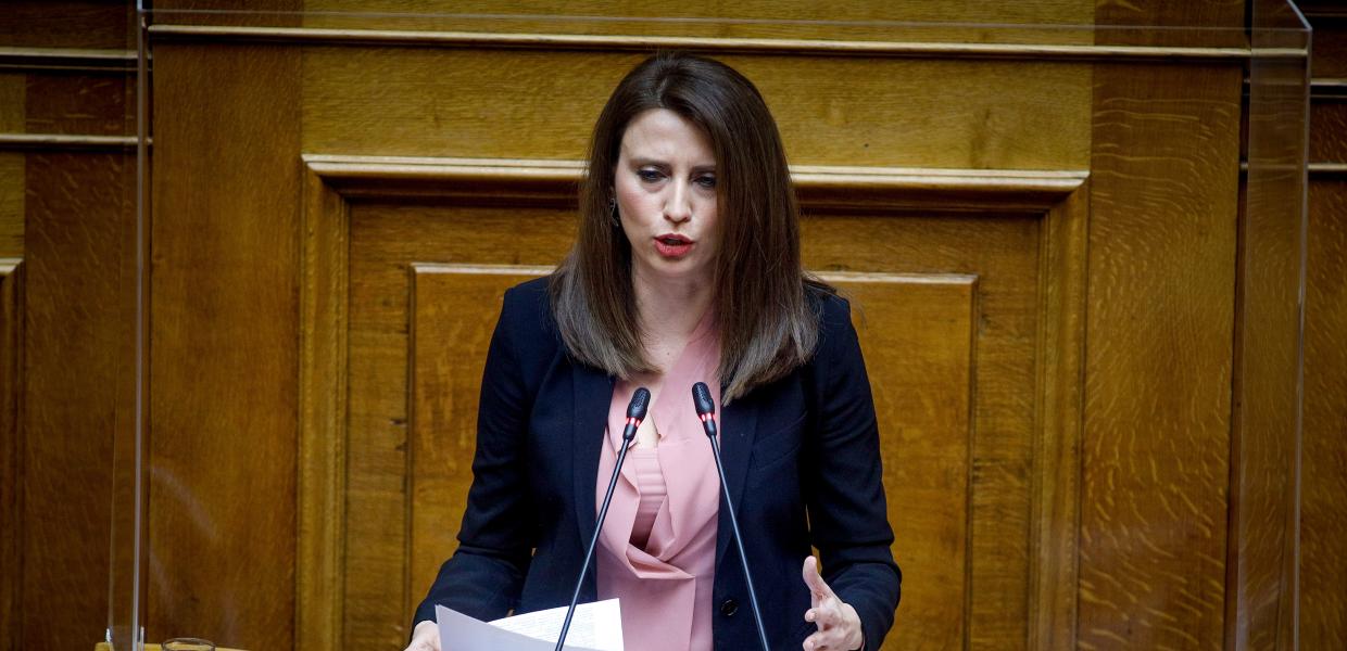 Η Νίνα Κασιμάτη στο βήμα της Βουλής