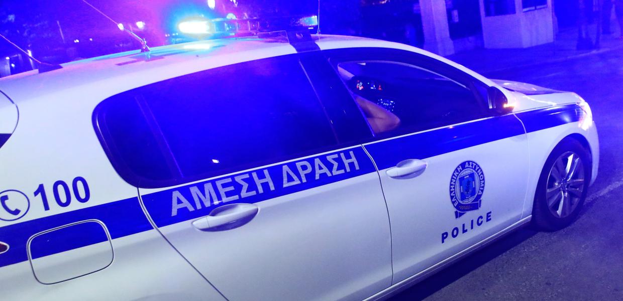 Περιπολικό στον δρόμο νύχτα