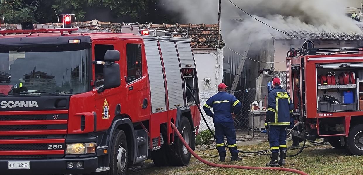 Οχήματα της πυροσβεστικής και καπνός