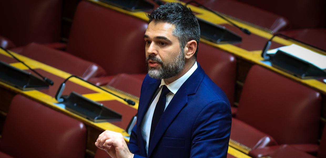 Ο Γιάννης Σαρακιώτης μιλά όρθιος από τα έδρανα της Βουλής