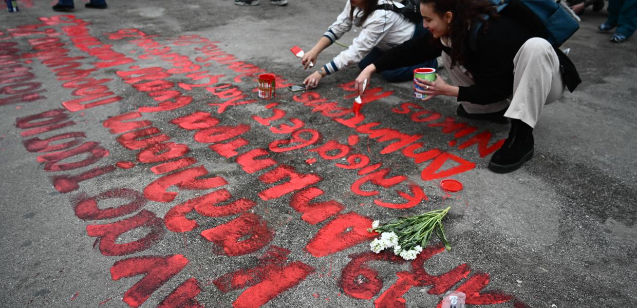 Φοιτητές γράφουν τα ονόματα των νεκρών των Τεμπών