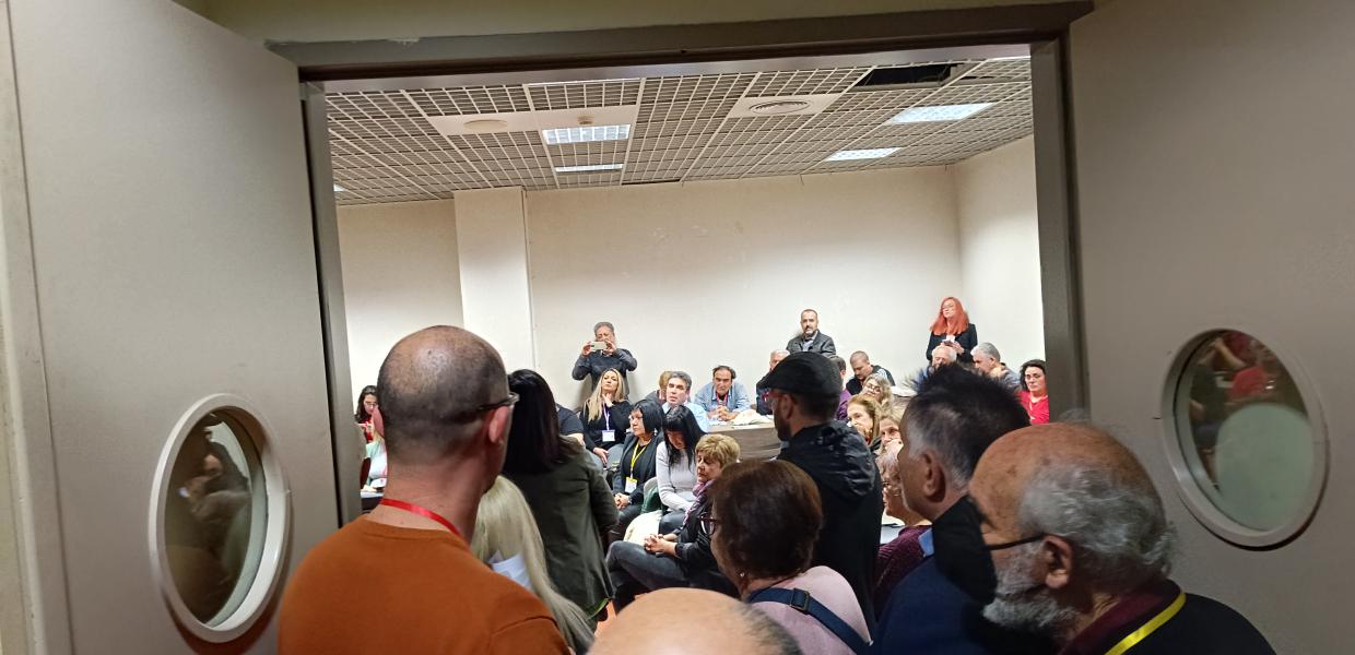 Κόσμος σε αίθουσα