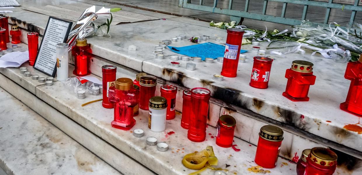 Κεριά στη μνήμη των νεκρών στα Τέμπη