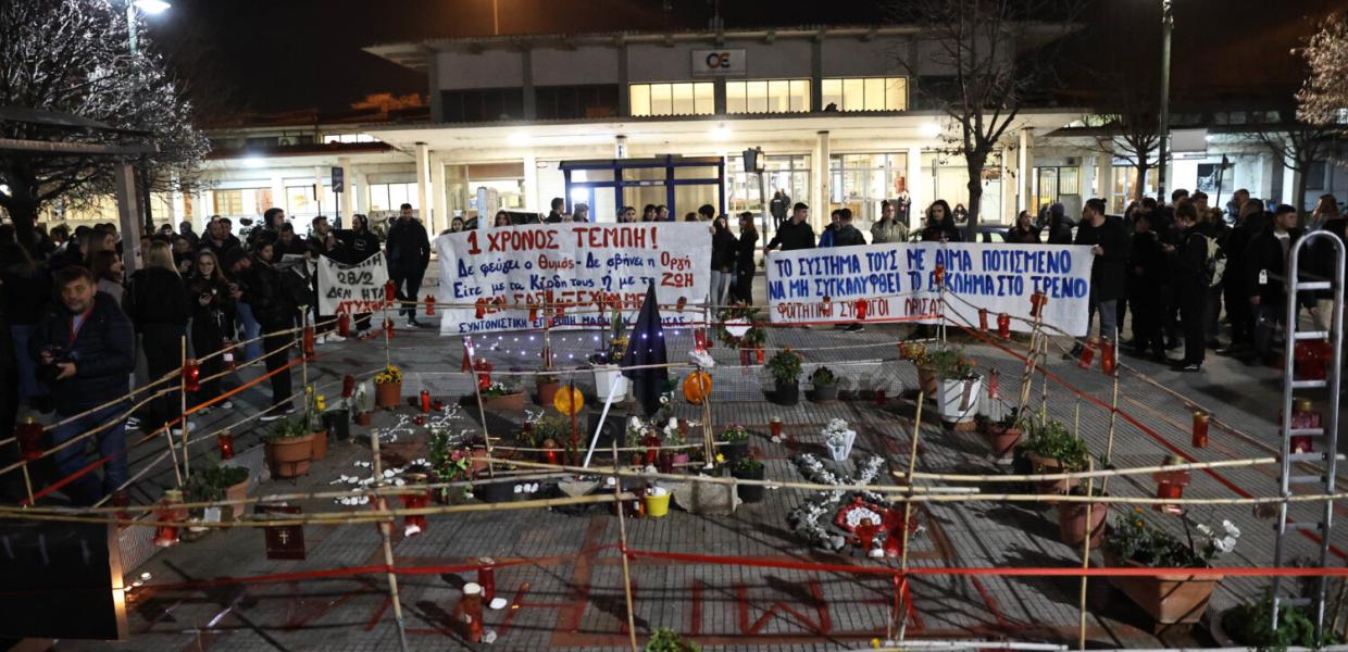 Μαθητές και φοιτητές στη Λάρισα σε συγκέντρωση για το έγκλημα των Τεμπών 