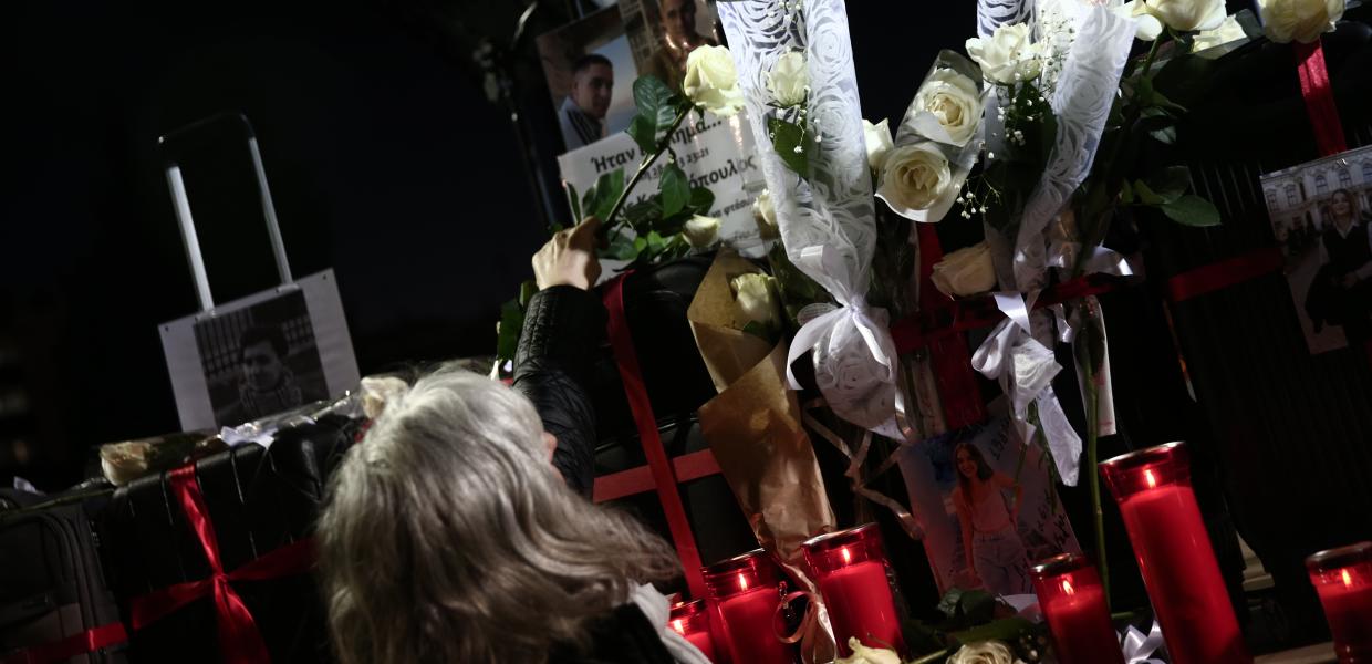 Κεριά στη μνήμη των νεκρών στα Τέμπη