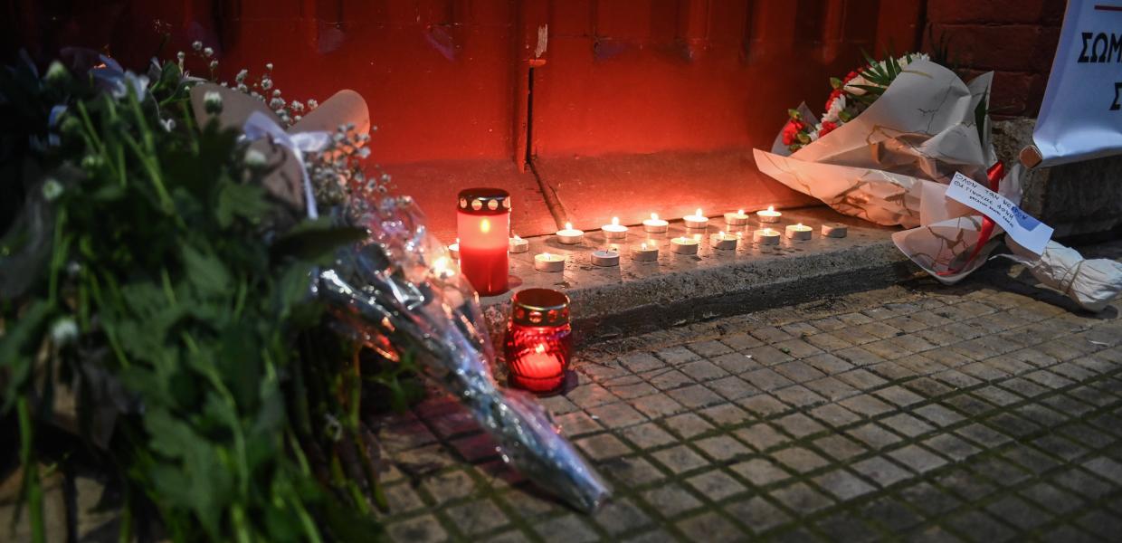 Λουλούδια και κεράκια στη μνήμη των θυμάτων των Τεμπών