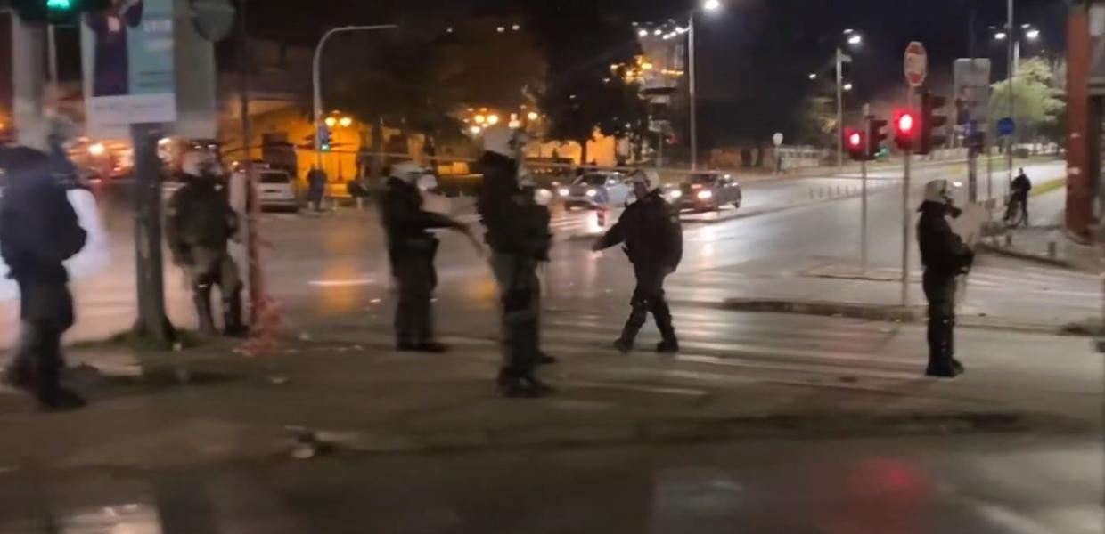 ΜΑΤ έξω από το ΑΠΘ