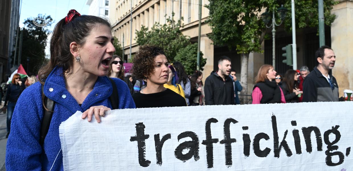 Γυναίκες σε πορεία με πανό κατά του trafficking 