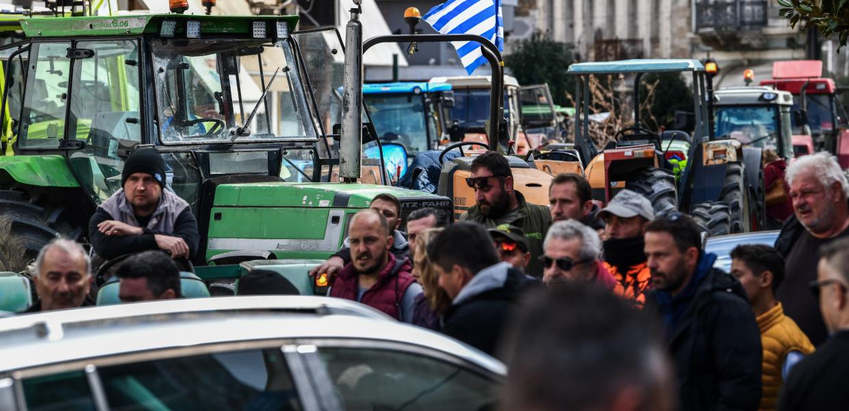 Αγρότες με τρακτέρ