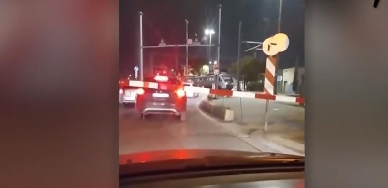 Ανεβασμένη μπάρα σε γραμμή τρένου στο Μεταξουργείο και αμάξια να περνάνε