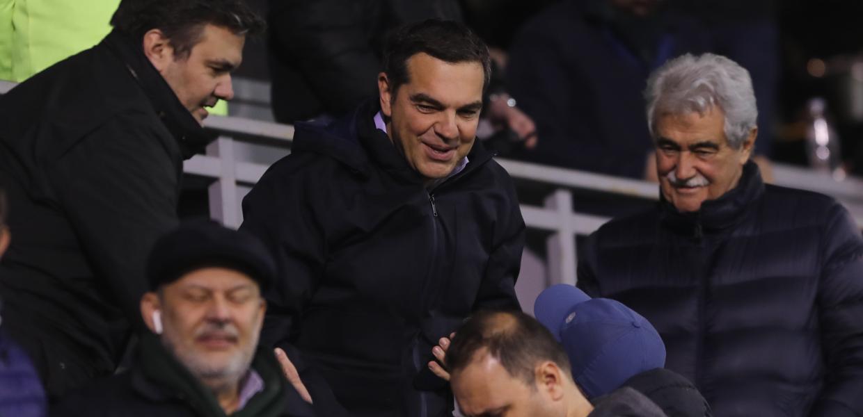 Ο Αλέξης Τσίπρας στις κερκίδες βλέπει το ΠΑΟ-ΠΑΟΚ 