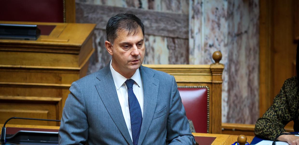 Ο Χάρης Θεοχάρης στη Βουλή
