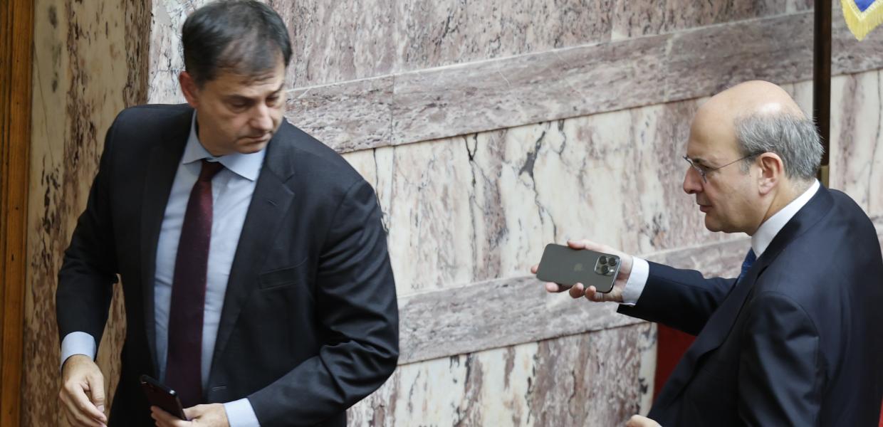 Ο Χάρης Θεοχάρης και ο Κωστής Χατζηδάκης στη Βουλή