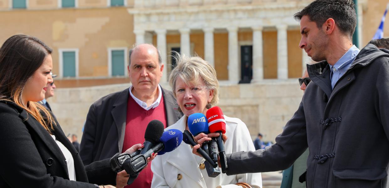 Η Έλενα Ακρίτα κάνει δηλώσεις