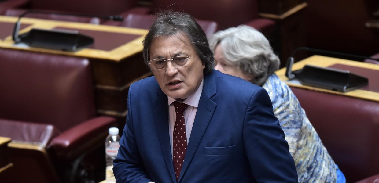 Ο Αλέξης Αυλωνίτης μιλά όρθιος από τα έδρανα της Βουλής
