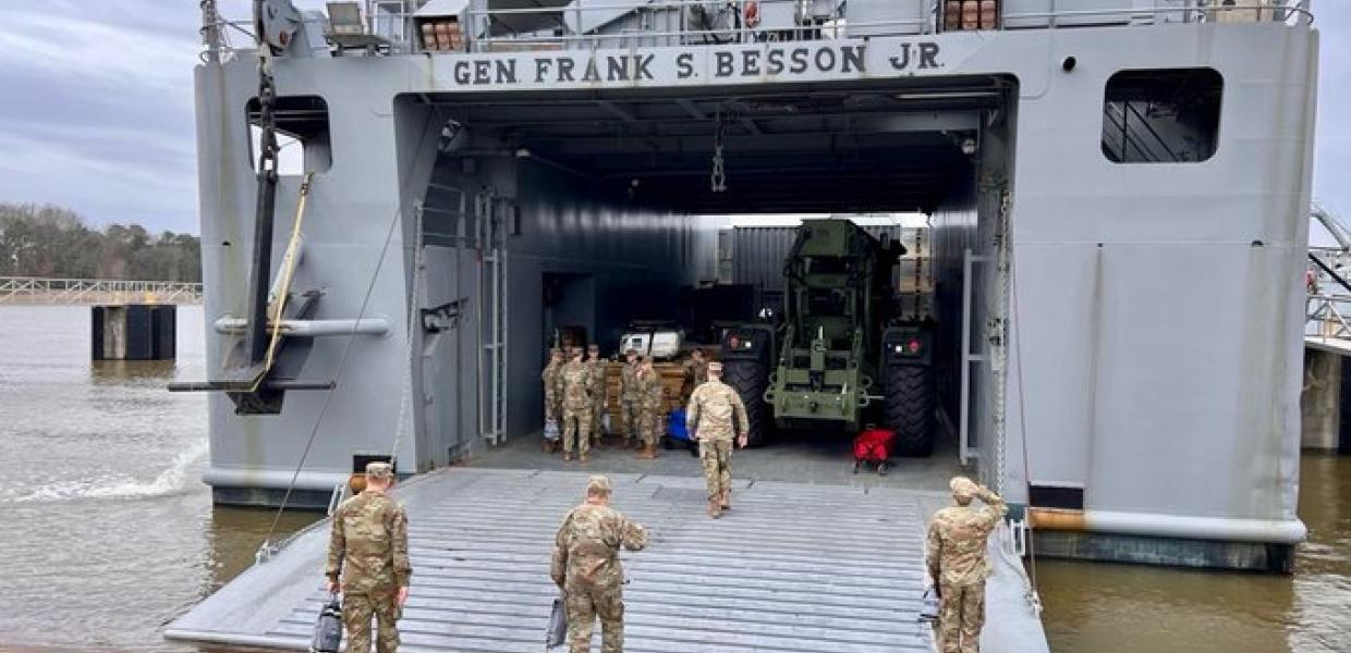 Το στρατιωτικό πλοίο Gen. Frank S. Besson USA